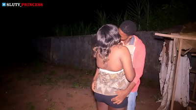 Улична романтика и горещ секс с пухкаво момиче от клуба